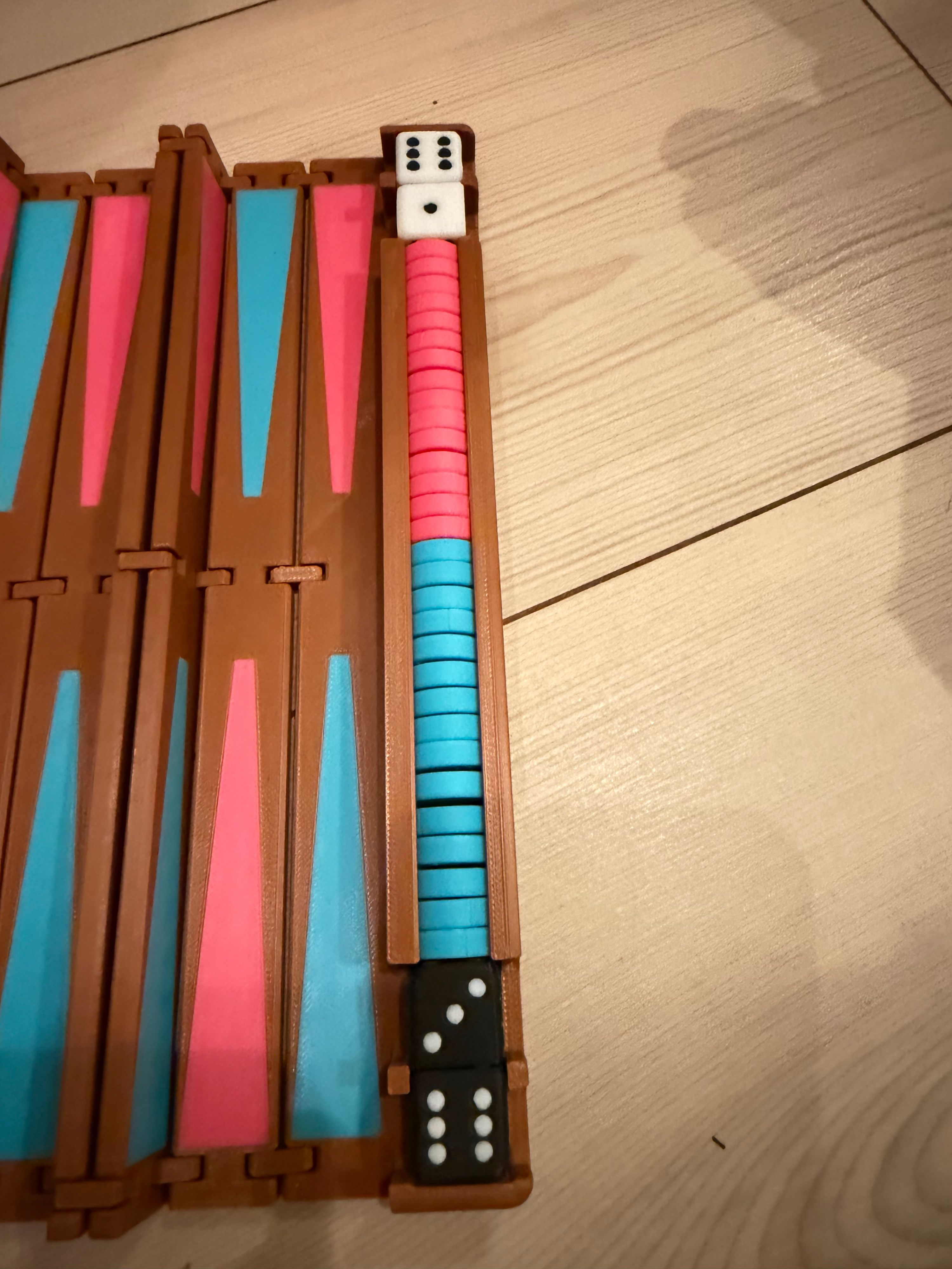 Backgammon travelsize. Ekstra terninger.
